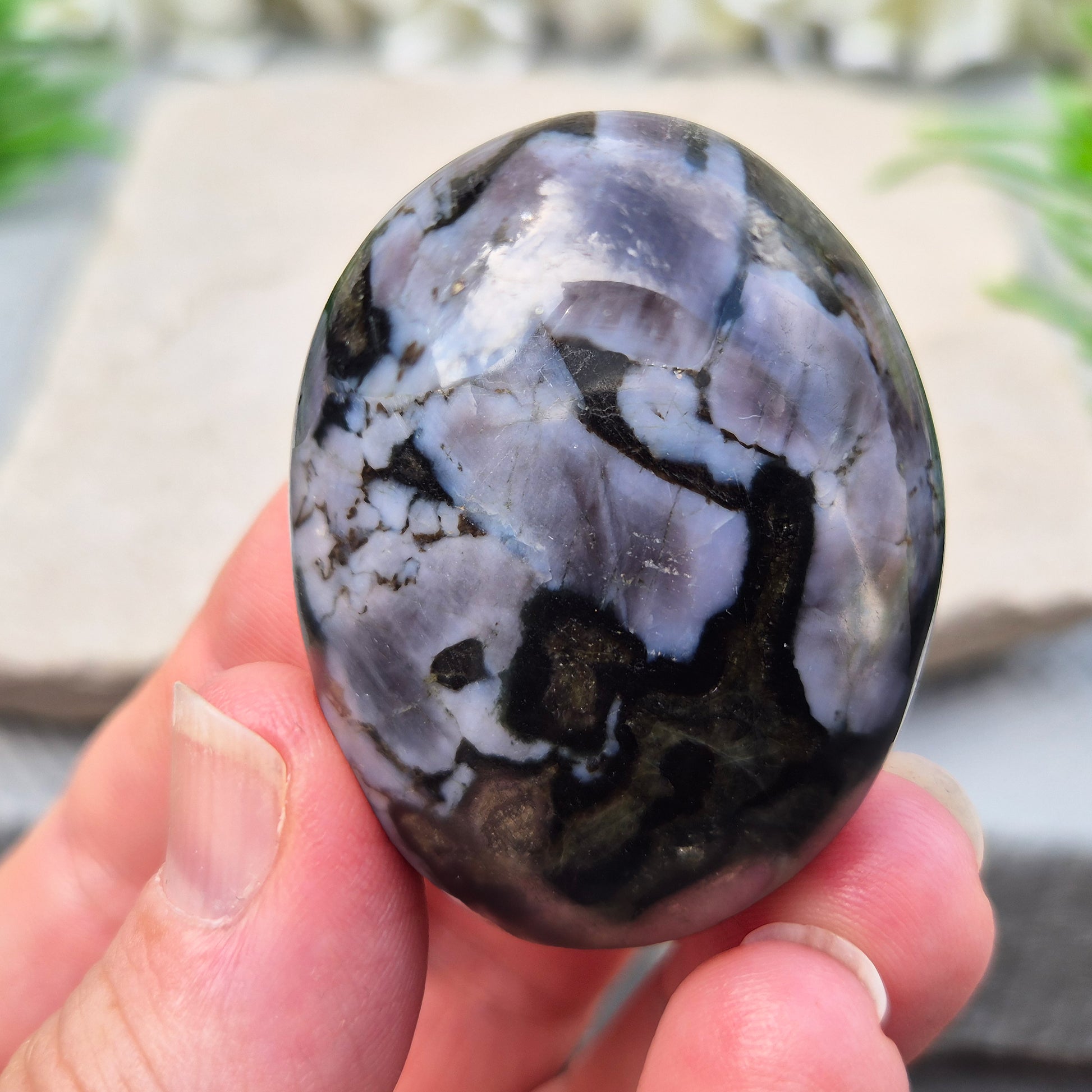 Mystic Merlinite Palm Stone – a grounding and intuitive crystal for meditation, spiritual insight and inner balance. Smooth pocket stone for daily use.