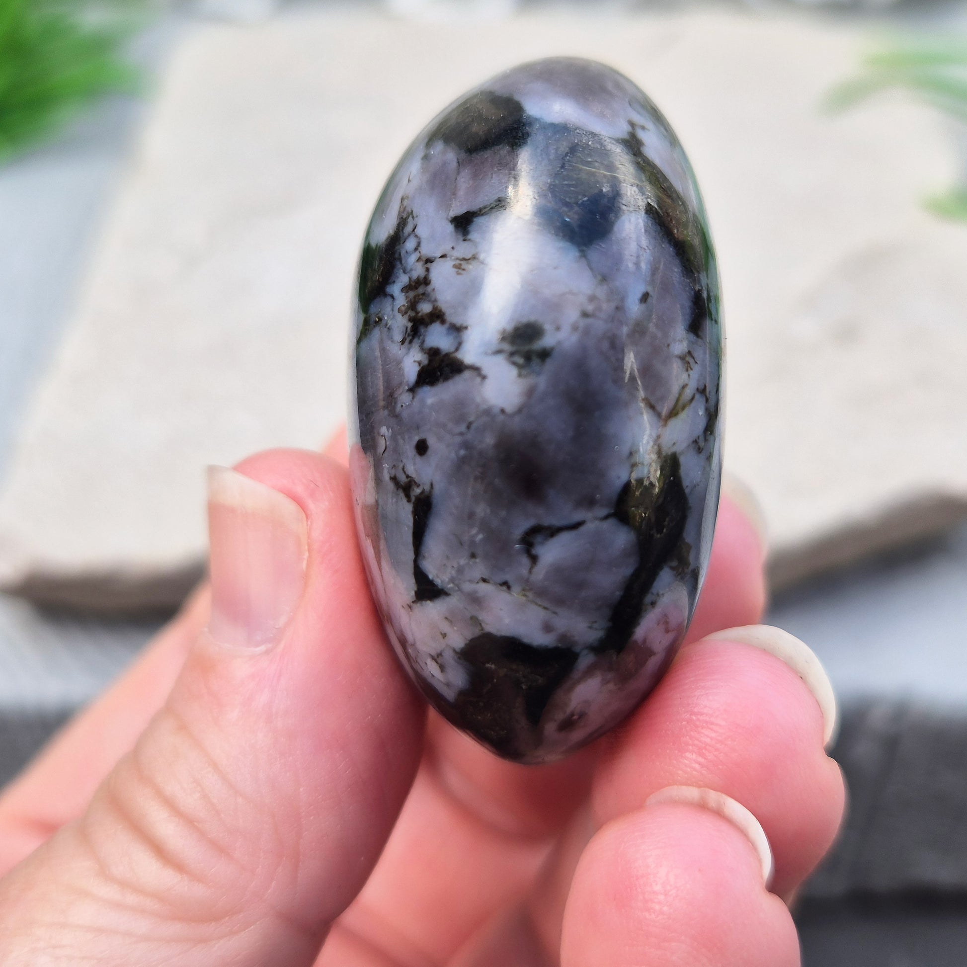 Mystic Merlinite Palm Stone – a grounding and intuitive crystal for meditation, spiritual insight and inner balance. Smooth pocket stone for daily use.