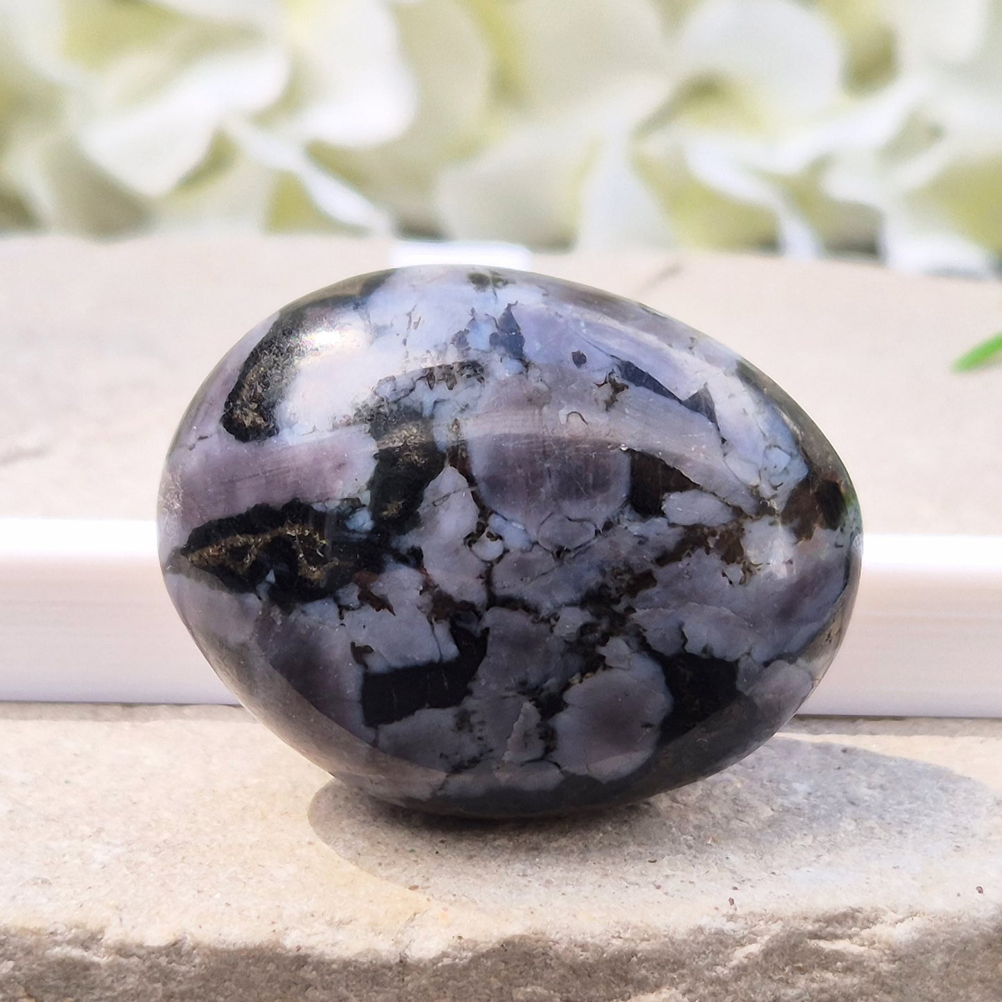 Mystic Merlinite Palm Stone – a grounding and intuitive crystal for meditation, spiritual insight and inner balance. Smooth pocket stone for daily use.
