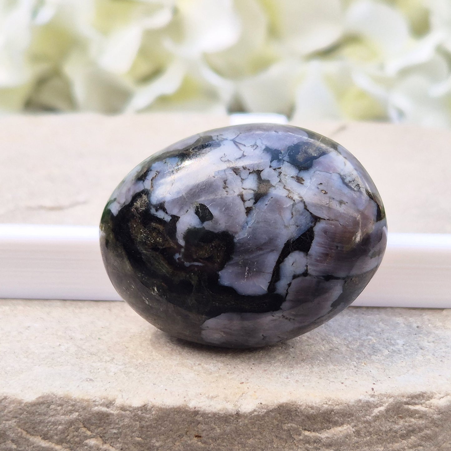 Mystic Merlinite Palm Stone – a grounding and intuitive crystal for meditation, spiritual insight and inner balance. Smooth pocket stone for daily use.