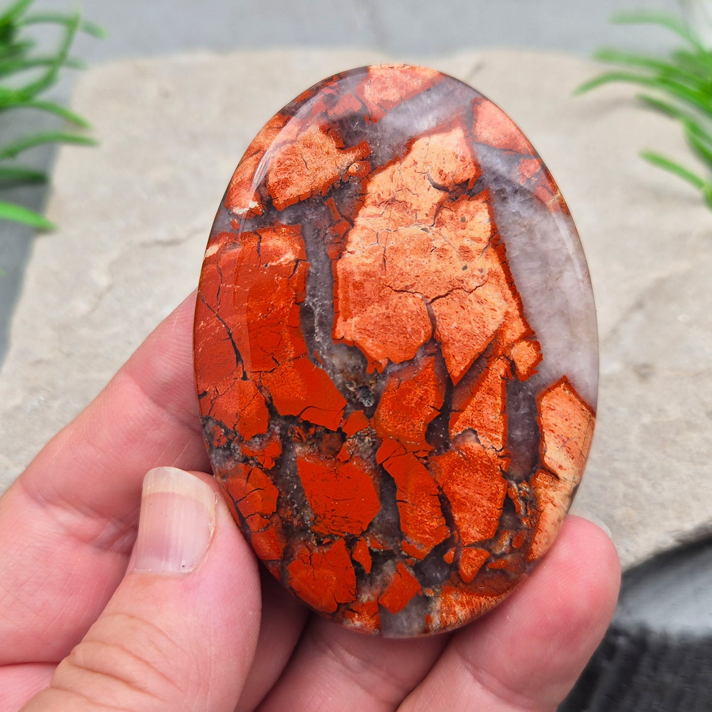 Poppy Jasper palm stone from USA. Boosts vitality, passion, insight and determination. Grounds and balances your energy when you need a lift.