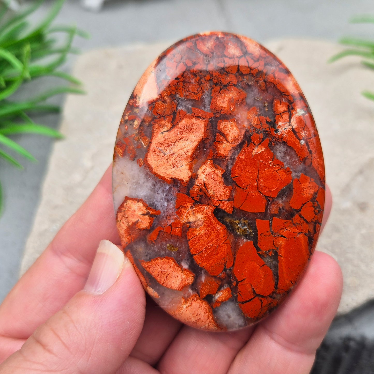 Poppy Jasper palm stone from USA. Boosts vitality, passion, insight and determination. Grounds and balances your energy when you need a lift.