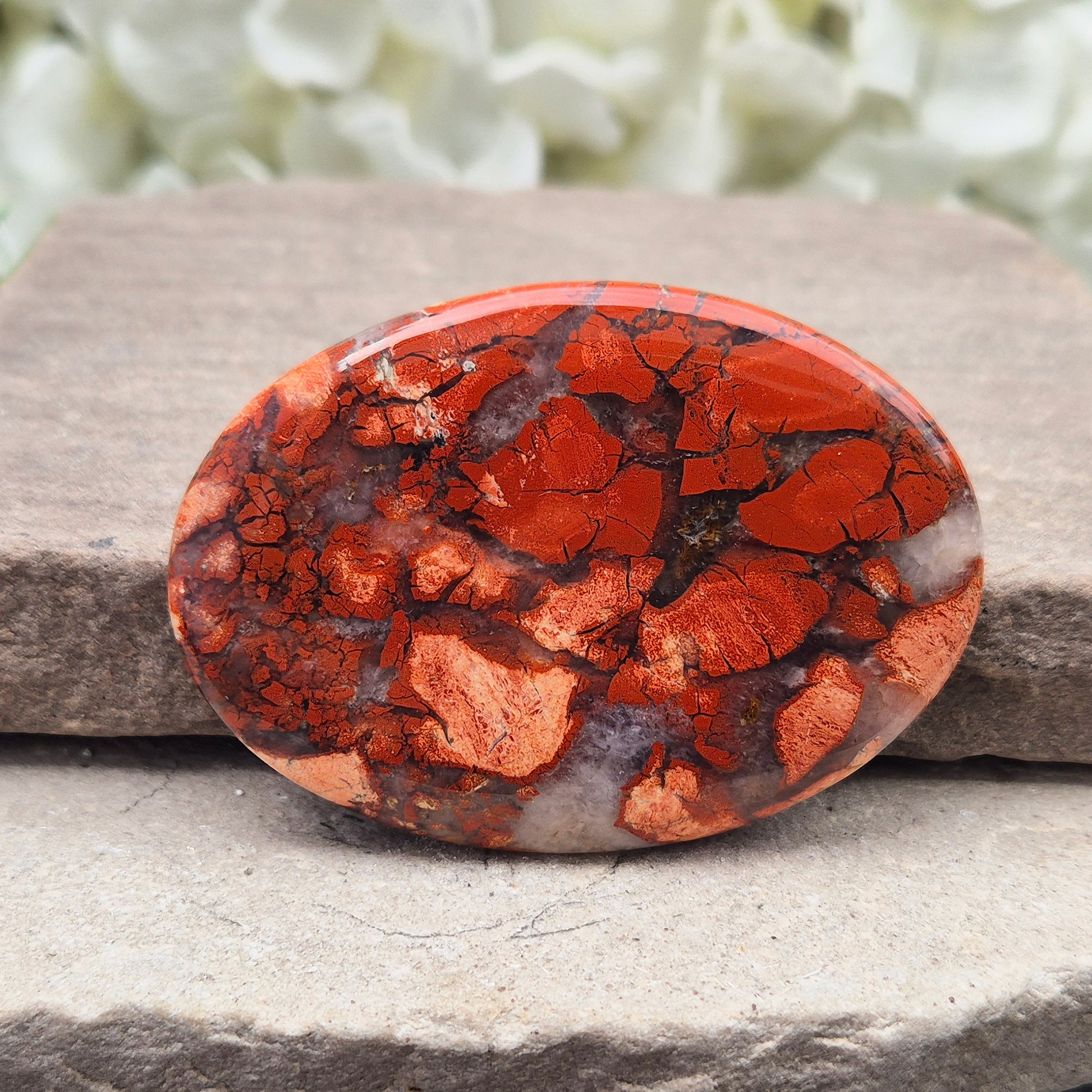 Poppy Jasper palm stone from USA. Boosts vitality, passion, insight and determination. Grounds and balances your energy when you need a lift.