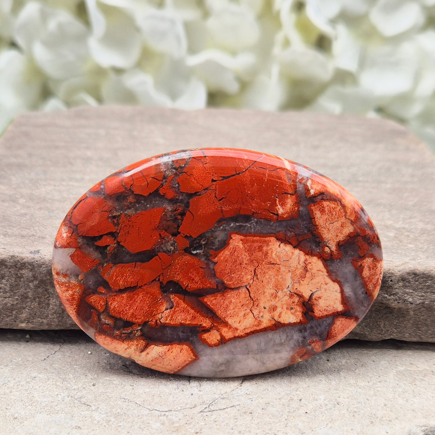 Poppy Jasper palm stone from USA. Boosts vitality, passion, insight and determination. Grounds and balances your energy when you need a lift.