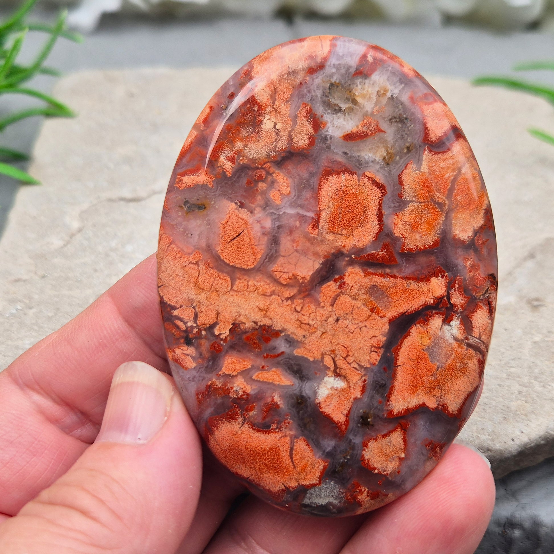 Poppy Jasper palm stone from USA. Boosts vitality, passion, insight and determination. Grounds and balances your energy when you need a lift.