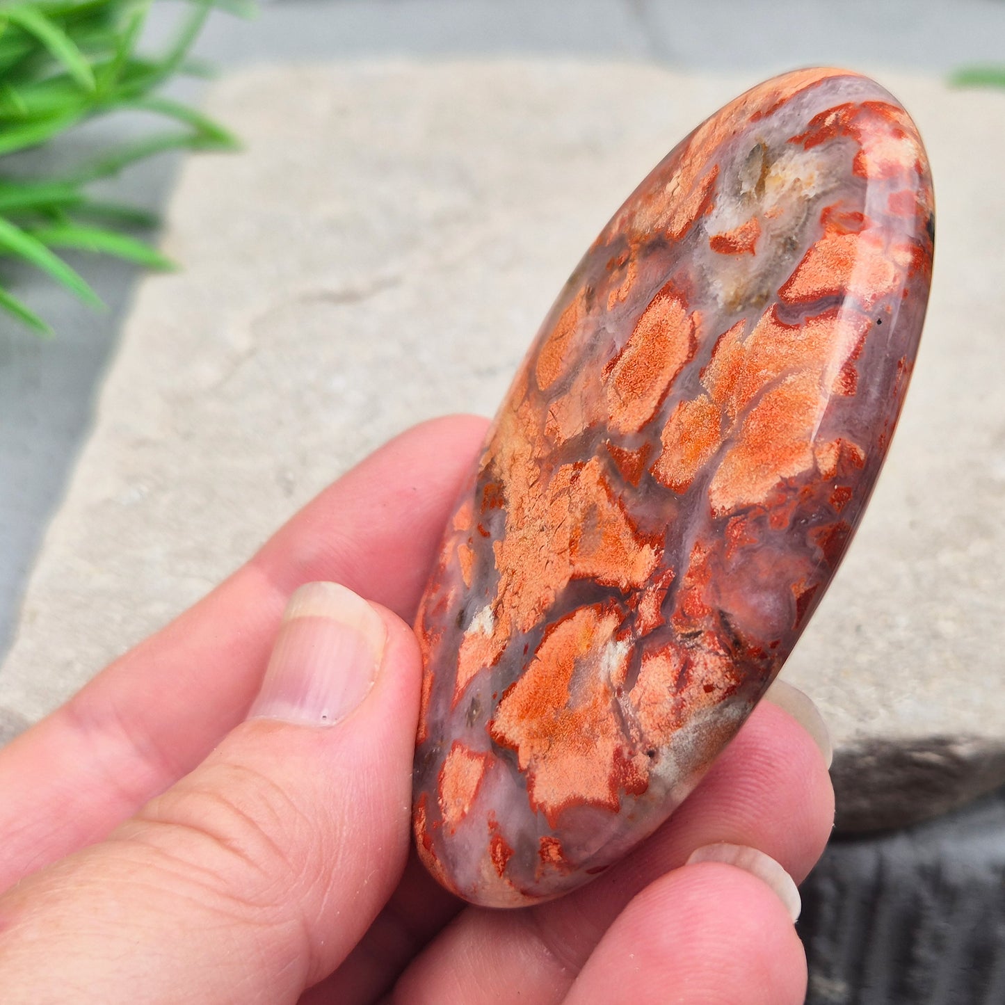 Poppy Jasper palm stone from USA. Boosts vitality, passion, insight and determination. Grounds and balances your energy when you need a lift.