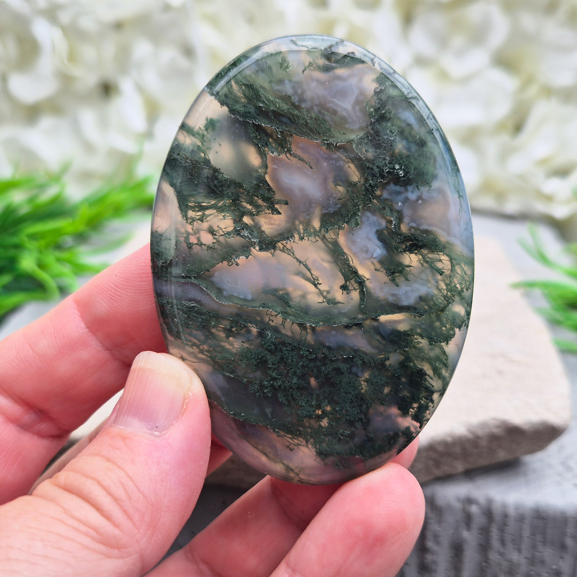 Moss Agate palm stone – grounding and balancing crystal. Connect with nature, boost self-esteem, and harmonise emotions with gentle green energy.