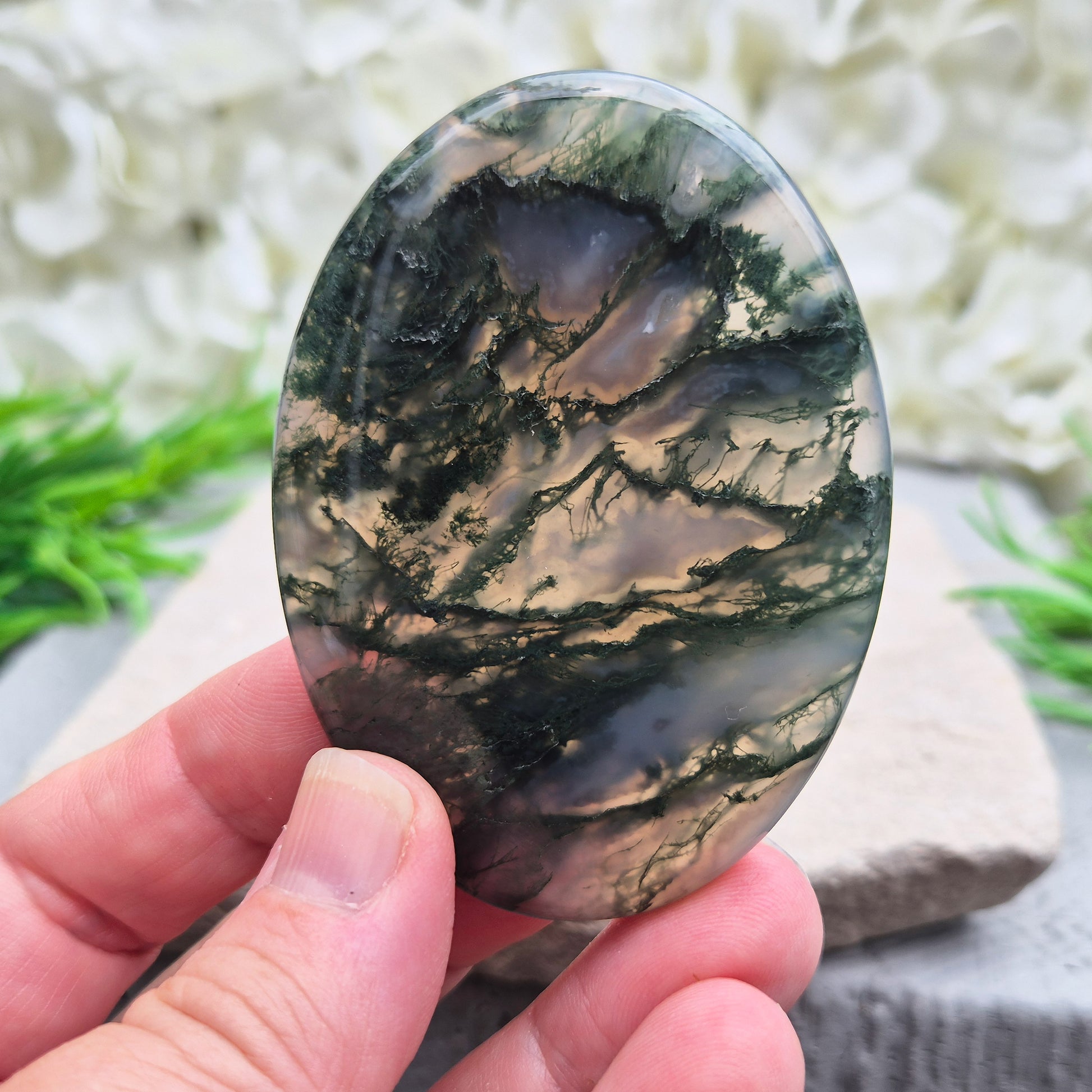 Moss Agate palm stone – grounding and balancing crystal. Connect with nature, boost self-esteem, and harmonise emotions with gentle green energy.