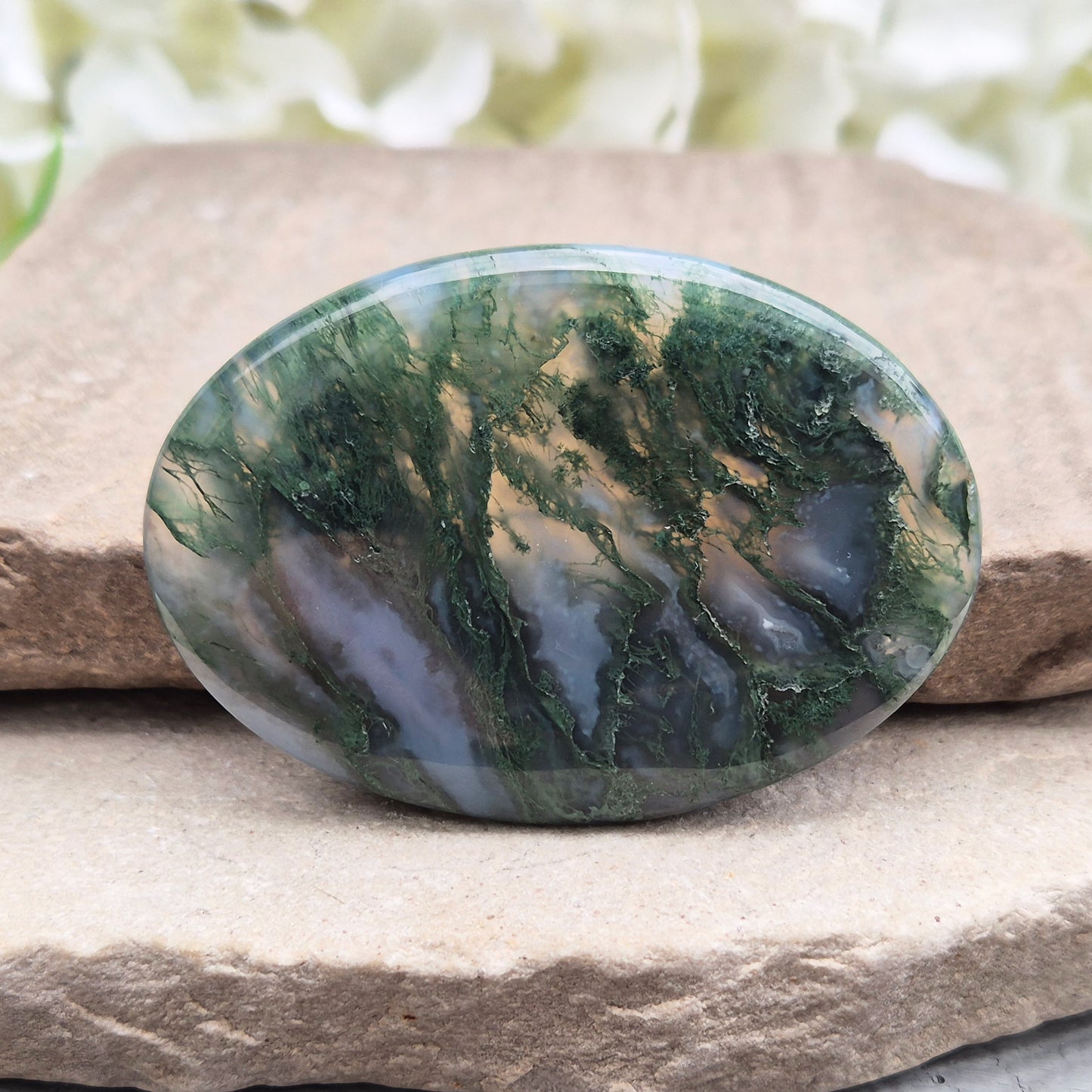Moss Agate palm stone – grounding and balancing crystal. Connect with nature, boost self-esteem, and harmonise emotions with gentle green energy.