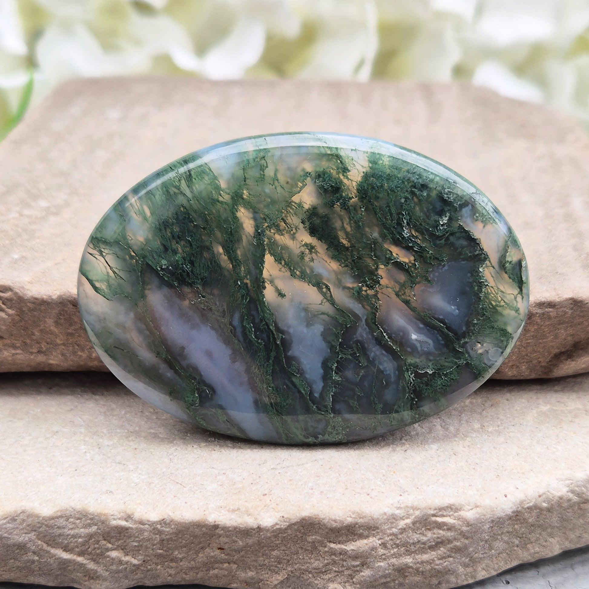 Moss Agate palm stone – grounding and balancing crystal. Connect with nature, boost self-esteem, and harmonise emotions with gentle green energy.