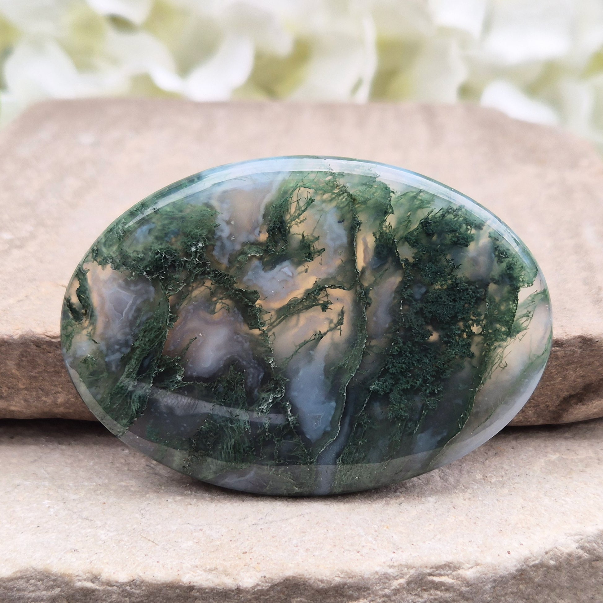 Moss Agate palm stone – grounding and balancing crystal. Connect with nature, boost self-esteem, and harmonise emotions with gentle green energy.