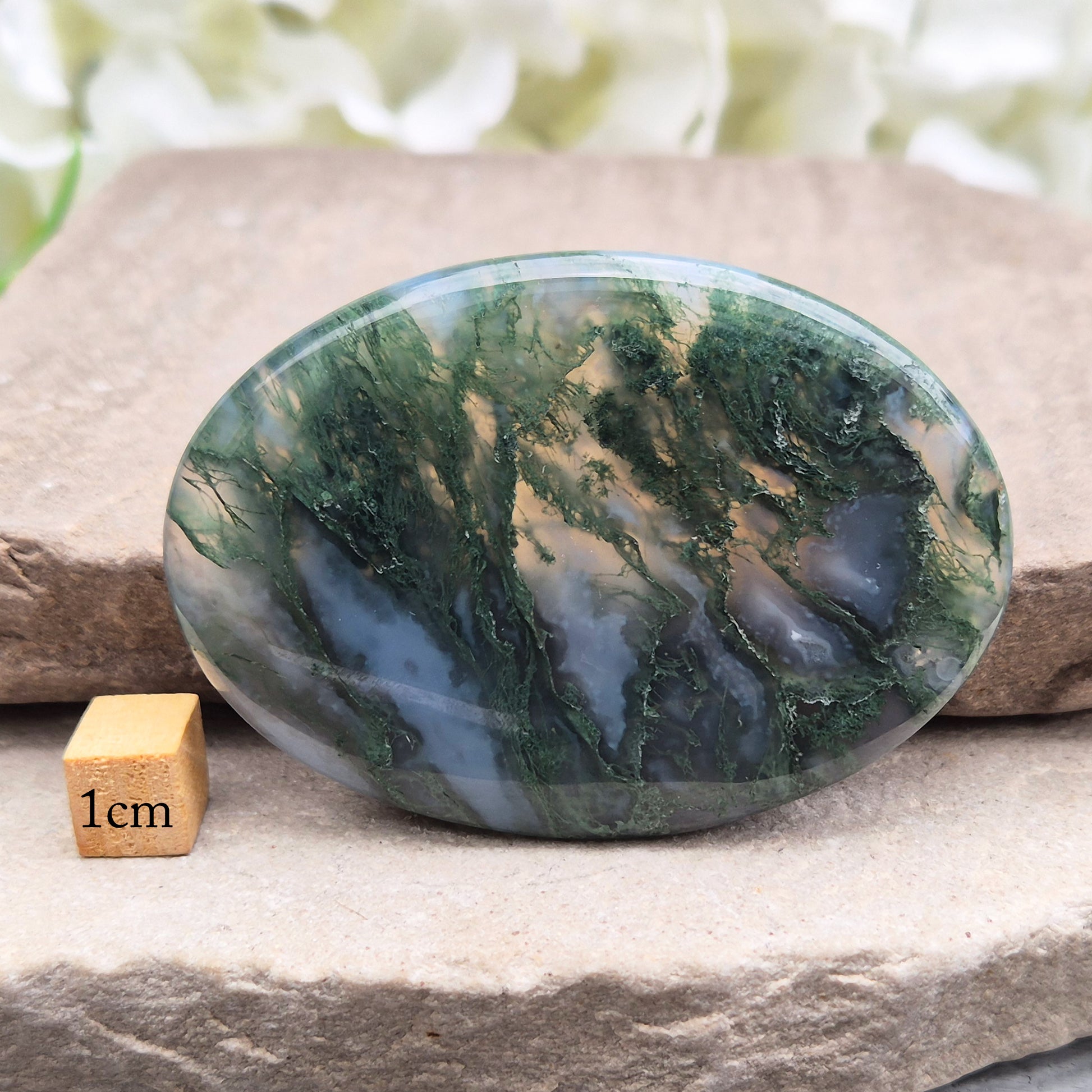 Moss Agate palm stone – grounding and balancing crystal. Connect with nature, boost self-esteem, and harmonise emotions with gentle green energy.