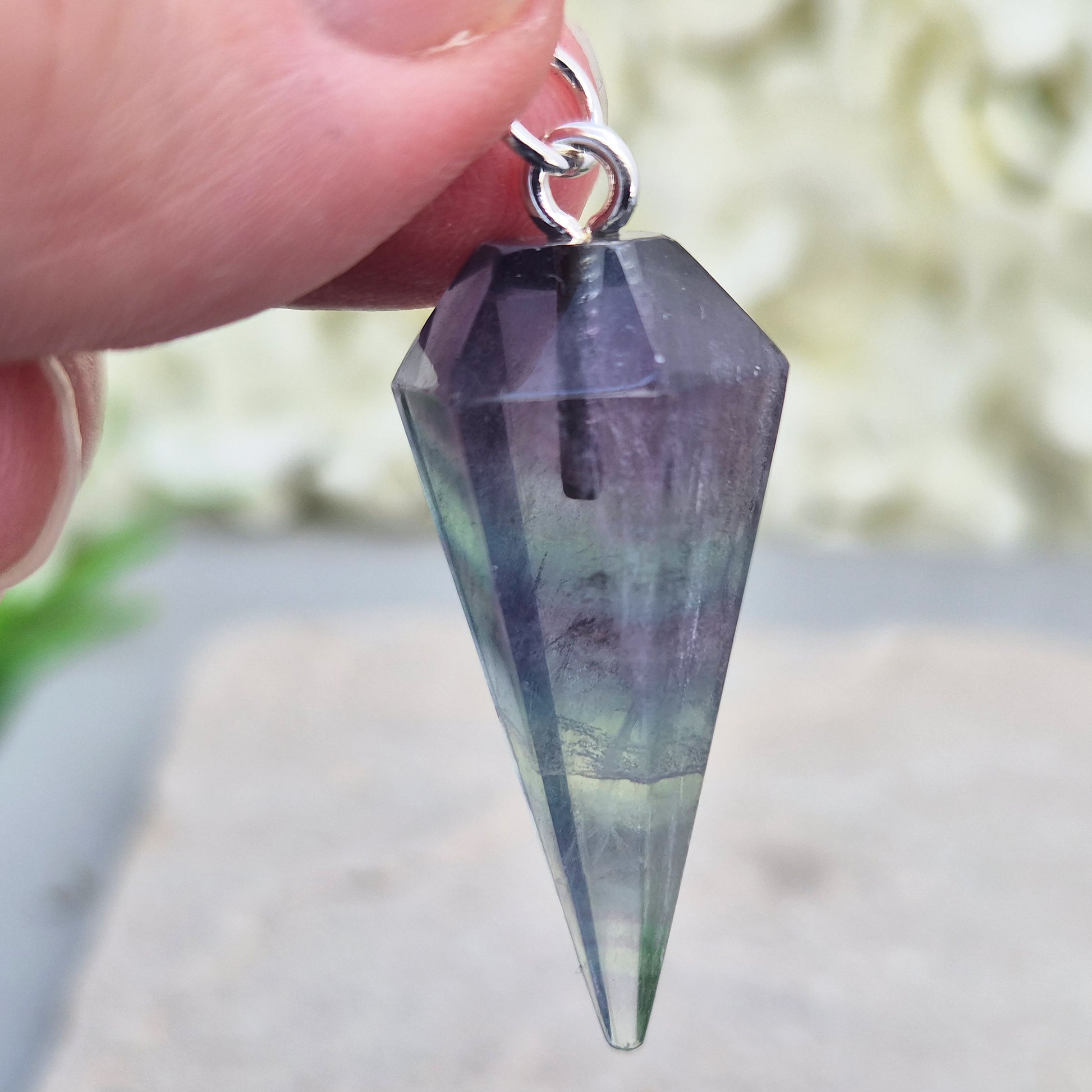 Fluorite crystal pendulum – perfect for dowsing, energy work, and meditation. A calming tool for clarity, focus, and intuitive guidance. 