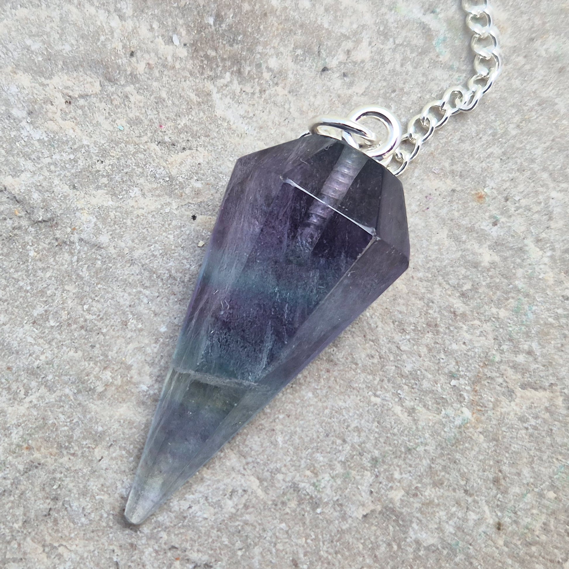 Fluorite crystal pendulum – perfect for dowsing, energy work, and meditation. A calming tool for clarity, focus, and intuitive guidance. 
