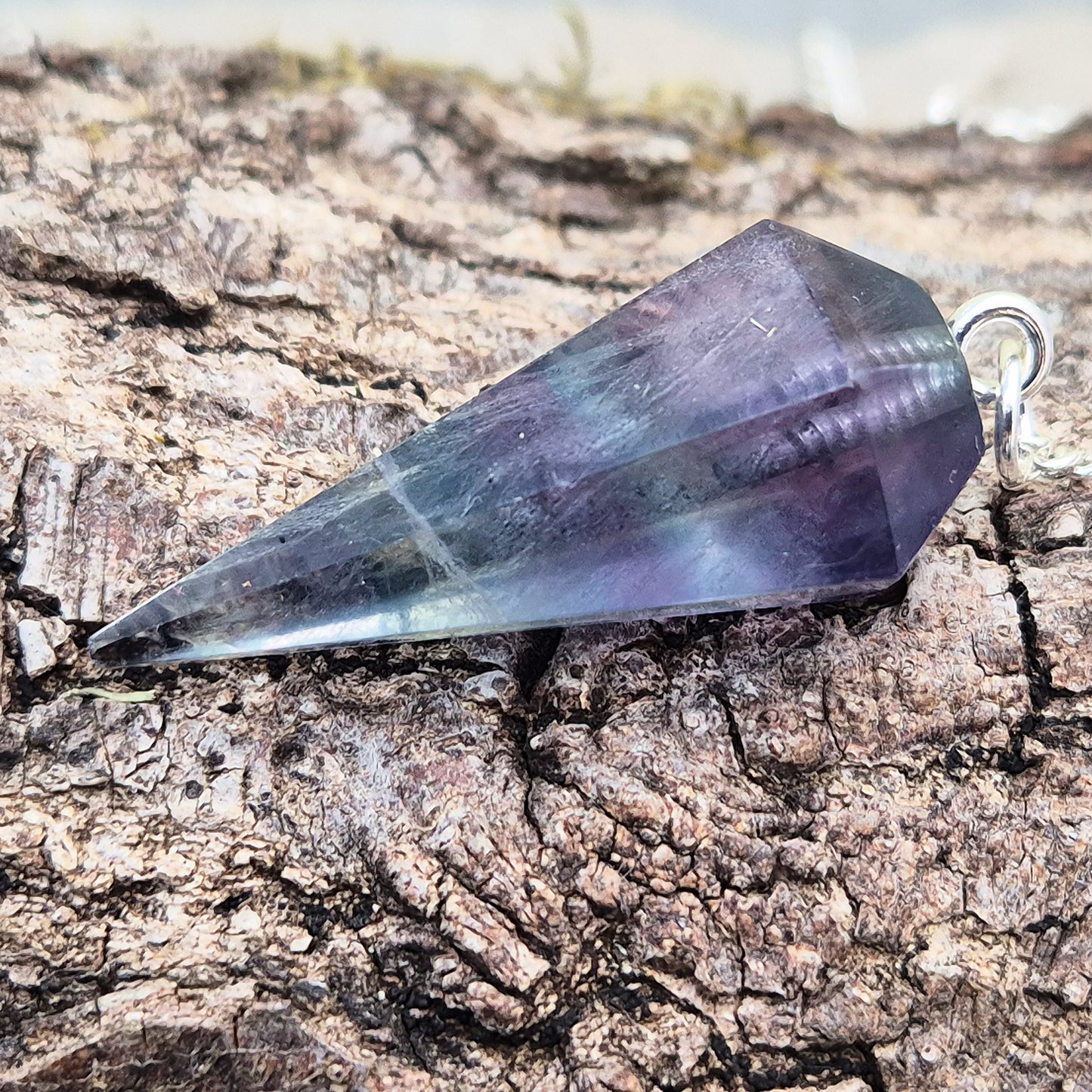 Fluorite crystal pendulum – perfect for dowsing, energy work, and meditation. A calming tool for clarity, focus, and intuitive guidance. 