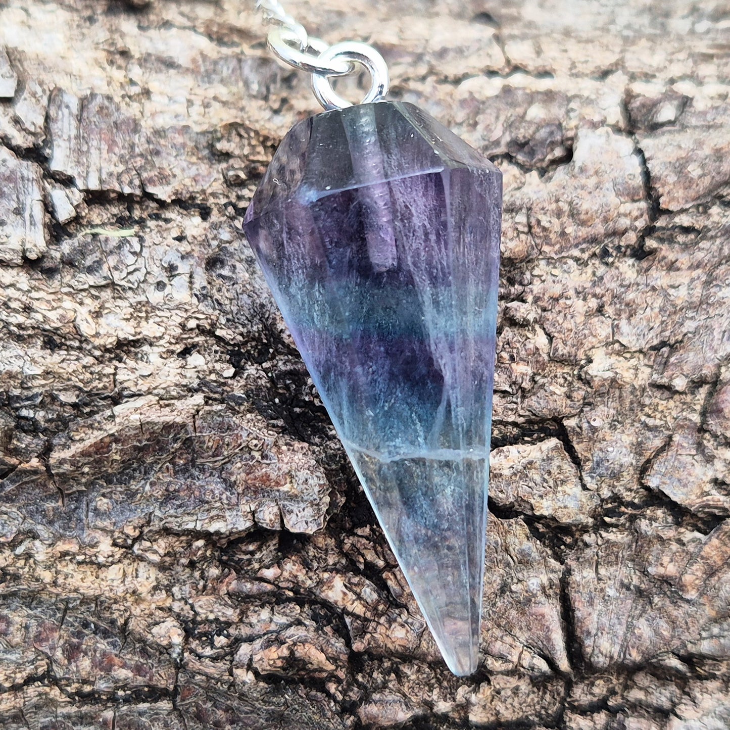 Fluorite crystal pendulum – perfect for dowsing, energy work, and meditation. A calming tool for clarity, focus, and intuitive guidance. 