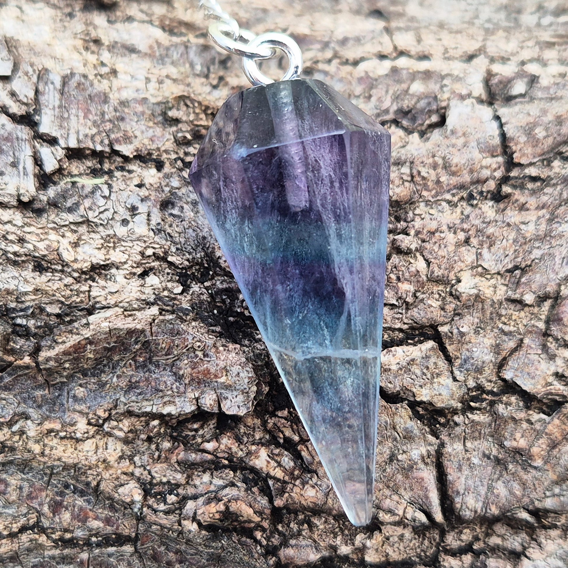 Fluorite crystal pendulum – perfect for dowsing, energy work, and meditation. A calming tool for clarity, focus, and intuitive guidance. 