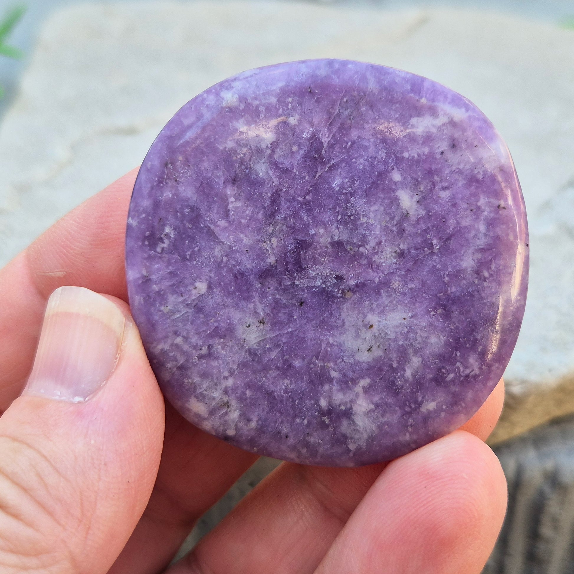 Beautiful Lepidolite crystal in gentle purple tones. A comforting crystal for stress, overwhelm, and relaxation — perfect as a thoughtful gift or daily support.