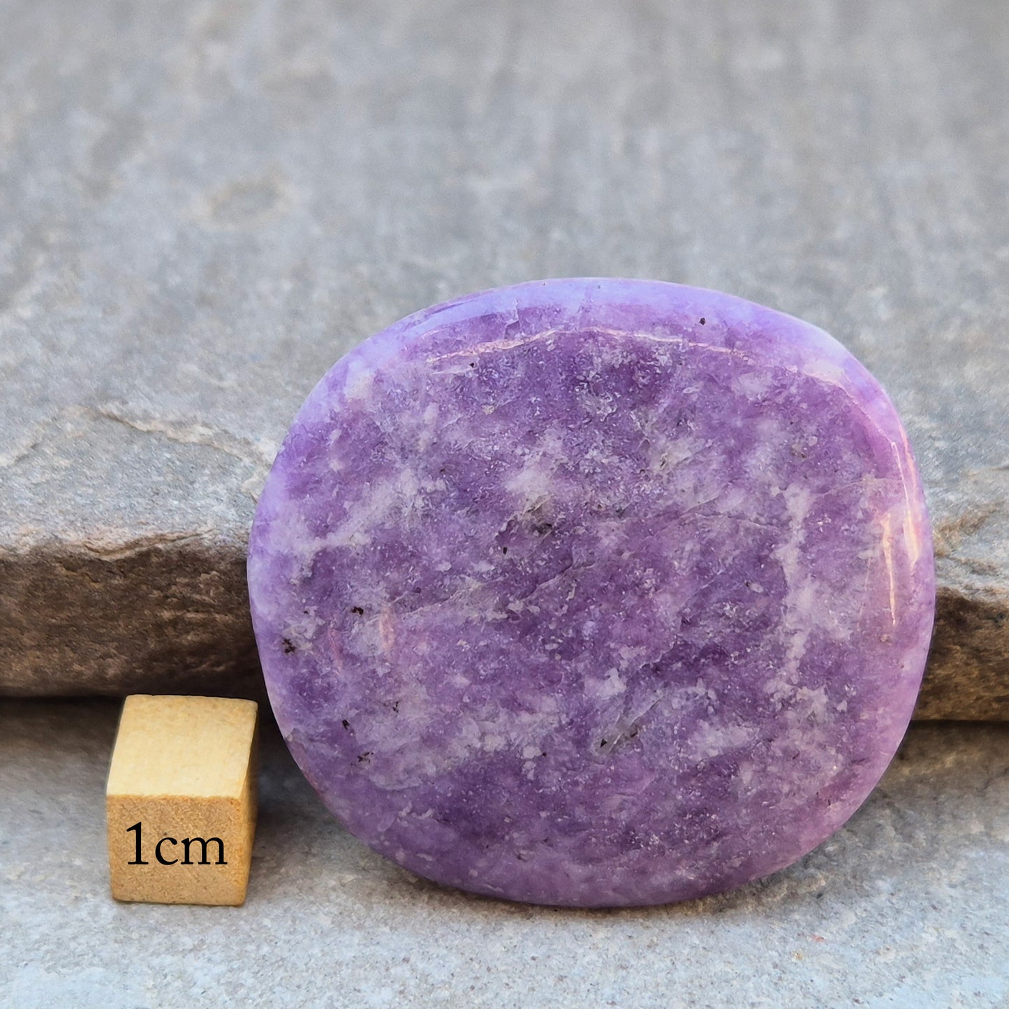 Beautiful Lepidolite crystal in gentle purple tones. A comforting crystal for stress, overwhelm, and relaxation — perfect as a thoughtful gift or daily support.