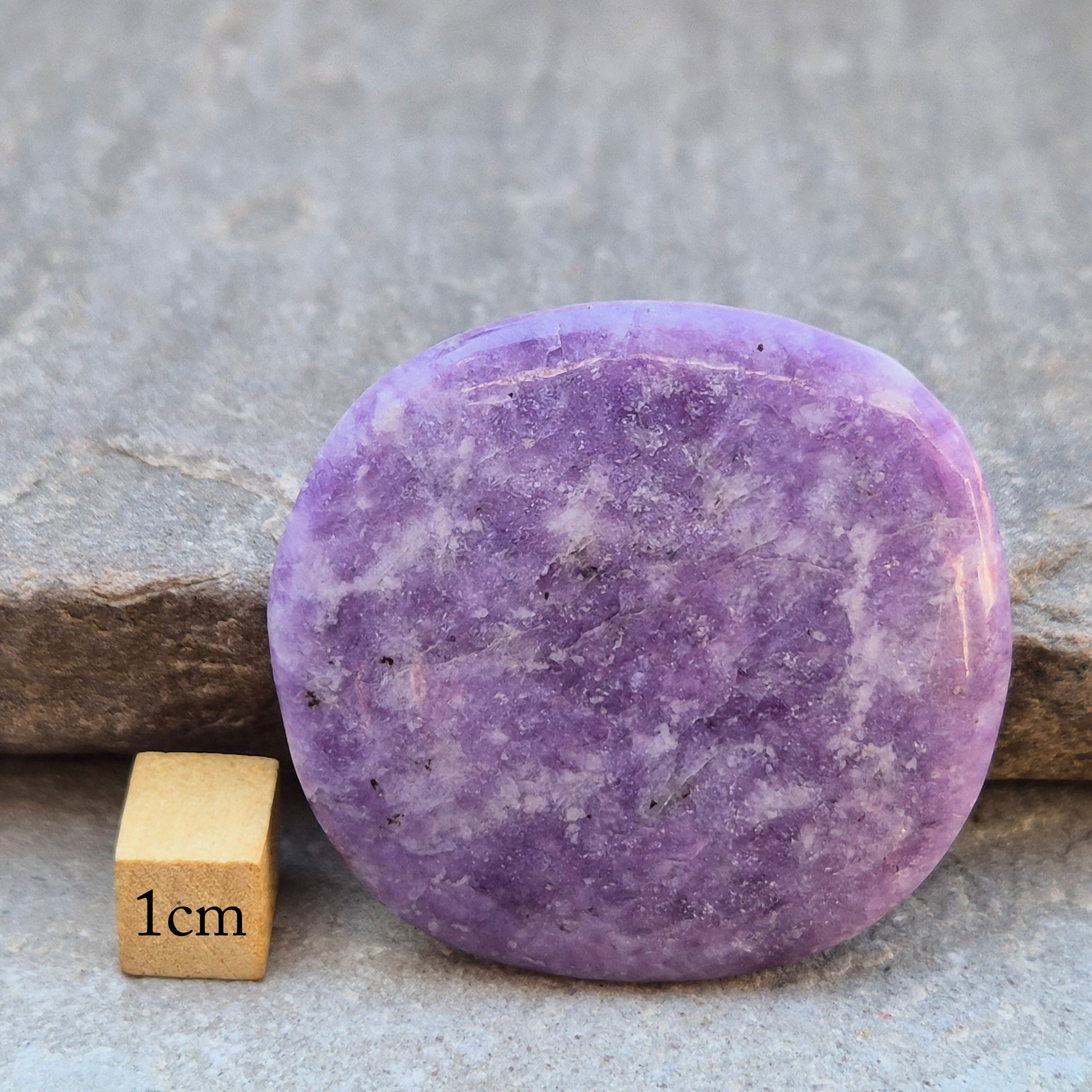 Beautiful Lepidolite crystal in gentle purple tones. A comforting crystal for stress, overwhelm, and relaxation — perfect as a thoughtful gift or daily support.