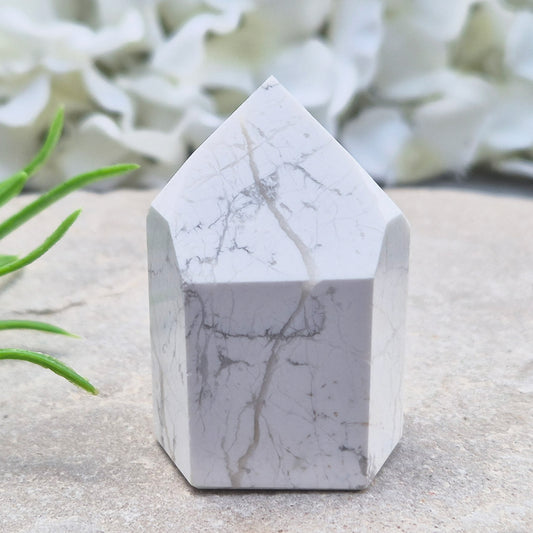 Howlite crystal point for calm, focus, and emotional balance. Perfect for meditation, healing spaces, or crystal collections.
