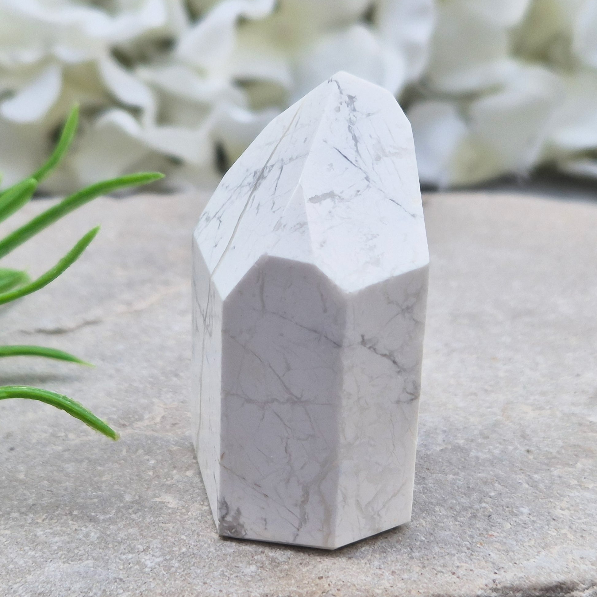 Howlite crystal point for calm, focus, and emotional balance. Perfect for meditation, healing spaces, or crystal collections.
