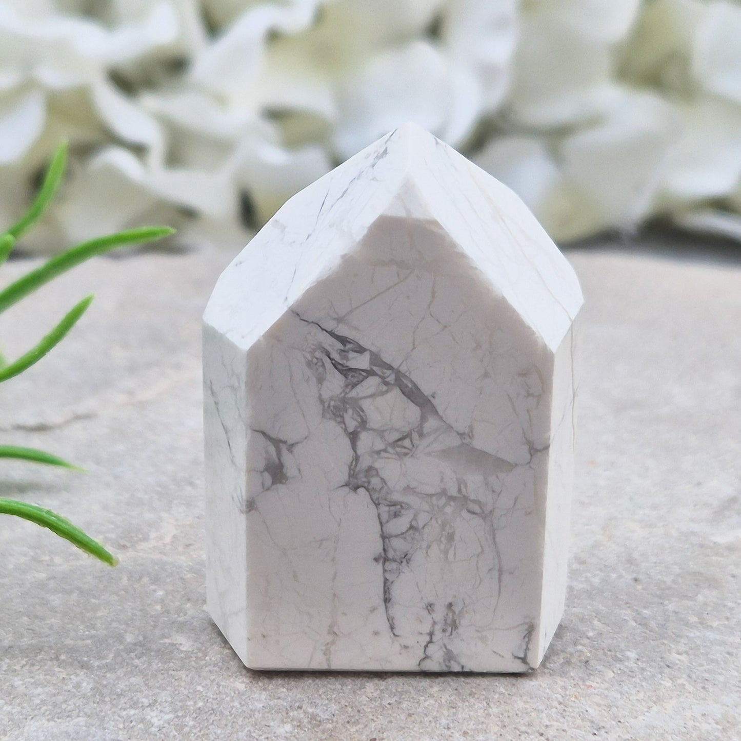 Howlite crystal point for calm, focus, and emotional balance. Perfect for meditation, healing spaces, or crystal collections.