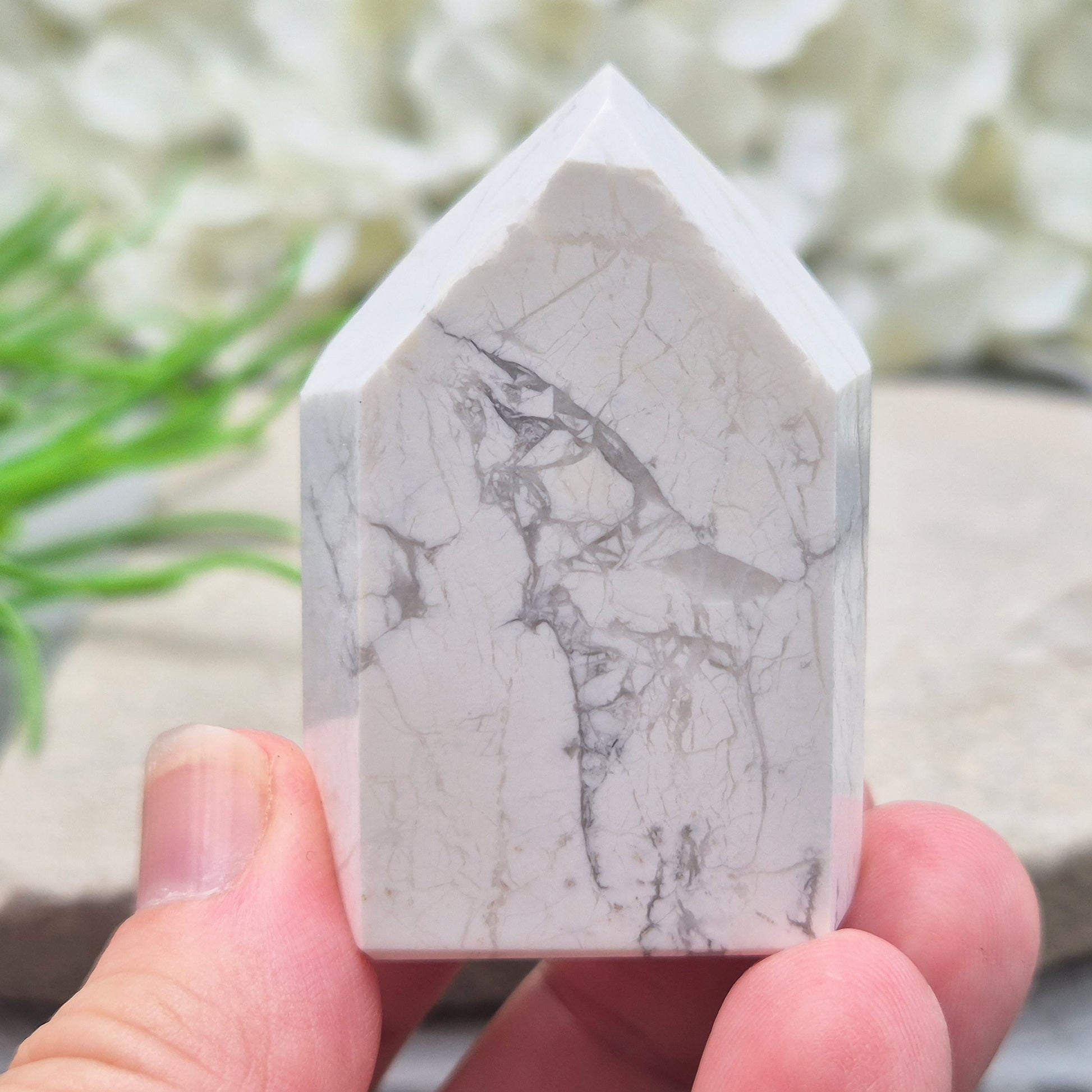 Howlite crystal point for calm, focus, and emotional balance. Perfect for meditation, healing spaces, or crystal collections.