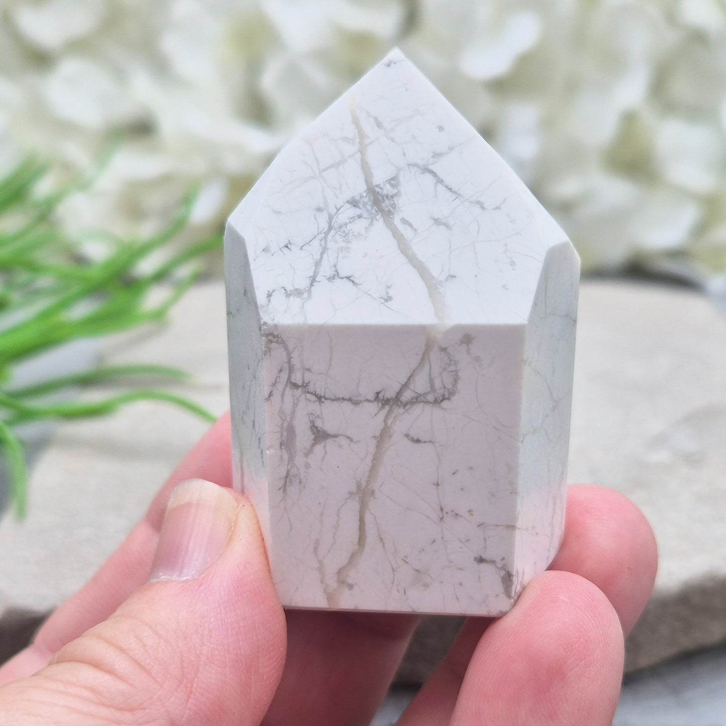 Howlite crystal point for calm, focus, and emotional balance. Perfect for meditation, healing spaces, or crystal collections.