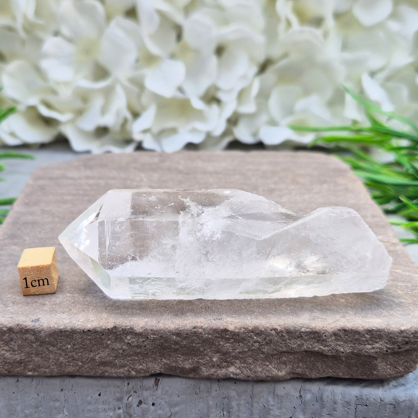 Natural quartz point from Brazil – Beautifully formed, high-quality crystals ideal for amplifying energy, meditation, or display in your crystal collection.