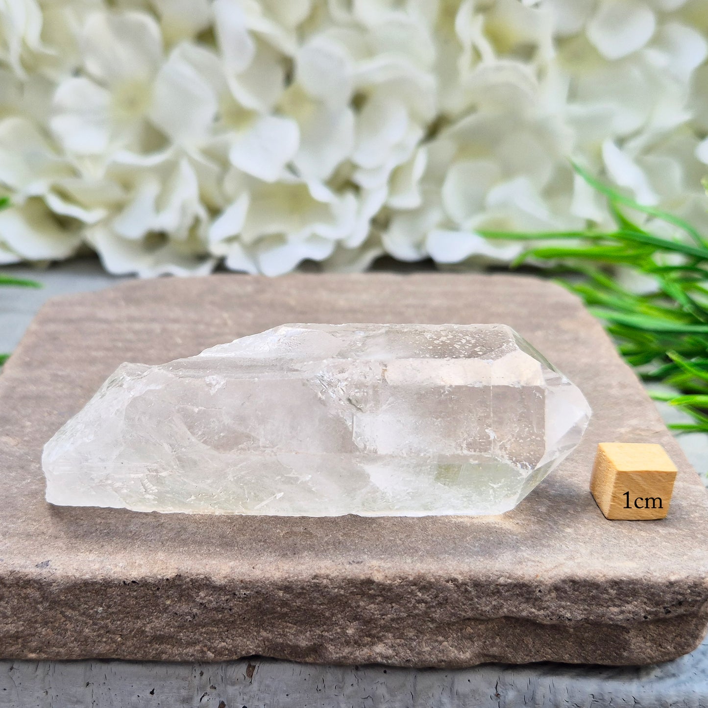 Natural quartz point from Brazil – Beautifully formed, high-quality crystals ideal for amplifying energy, meditation, or display in your crystal collection.