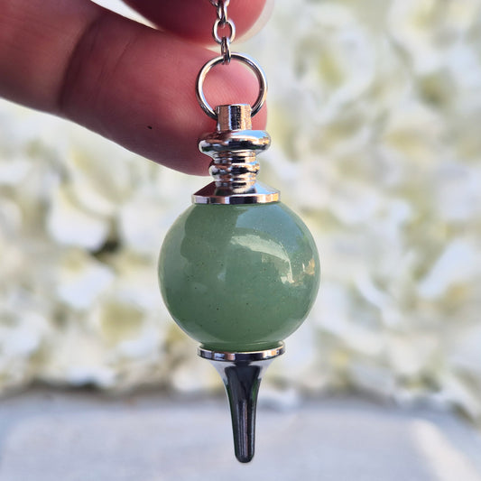 Green Aventurine pendulum with metal tip for heart-led dowsing, clarity, and calm. Ideal for energy healing, chakra work, and gentle emotional guidance.