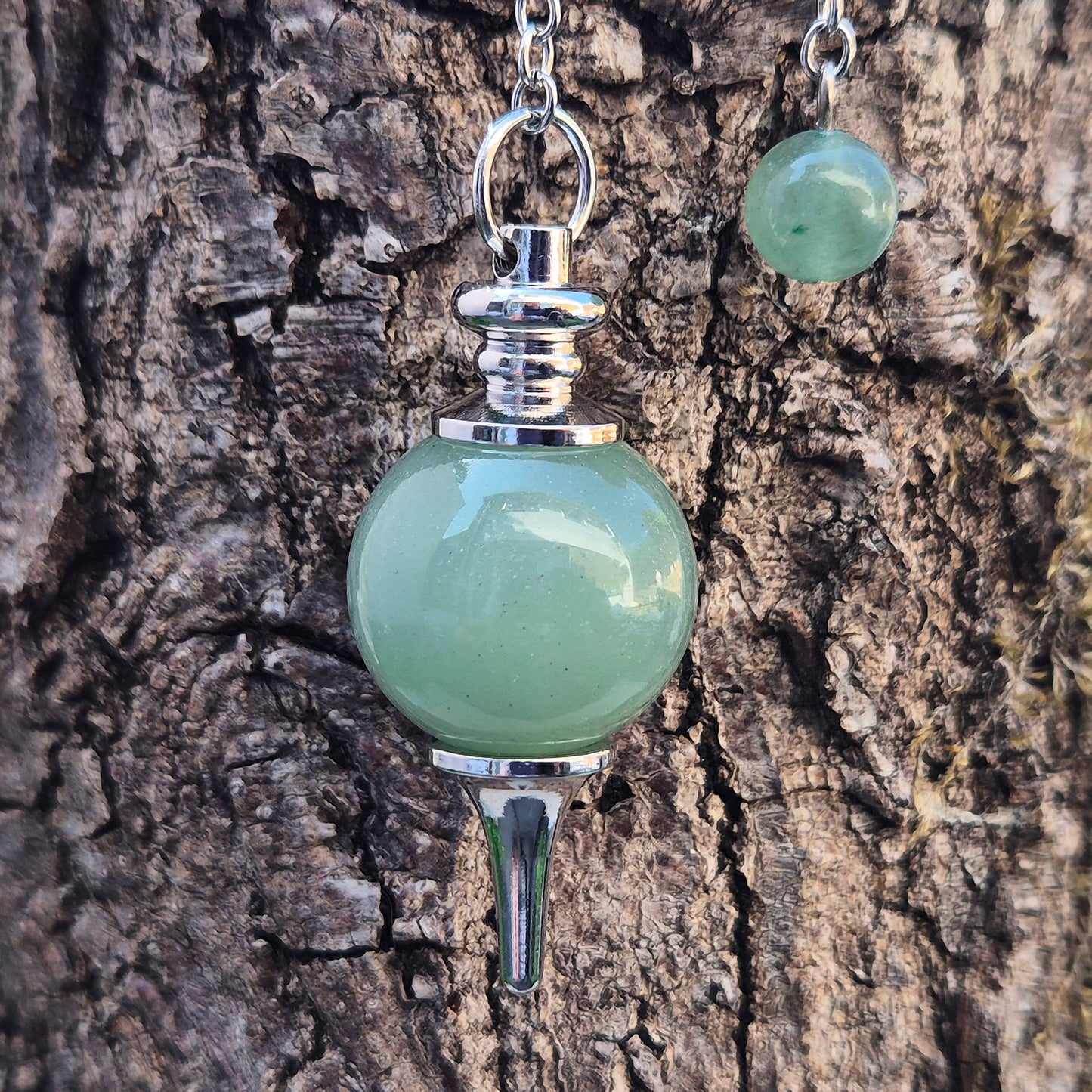Green Aventurine pendulum with metal tip for heart-led dowsing, clarity, and calm. Ideal for energy healing, chakra work, and gentle emotional guidance.