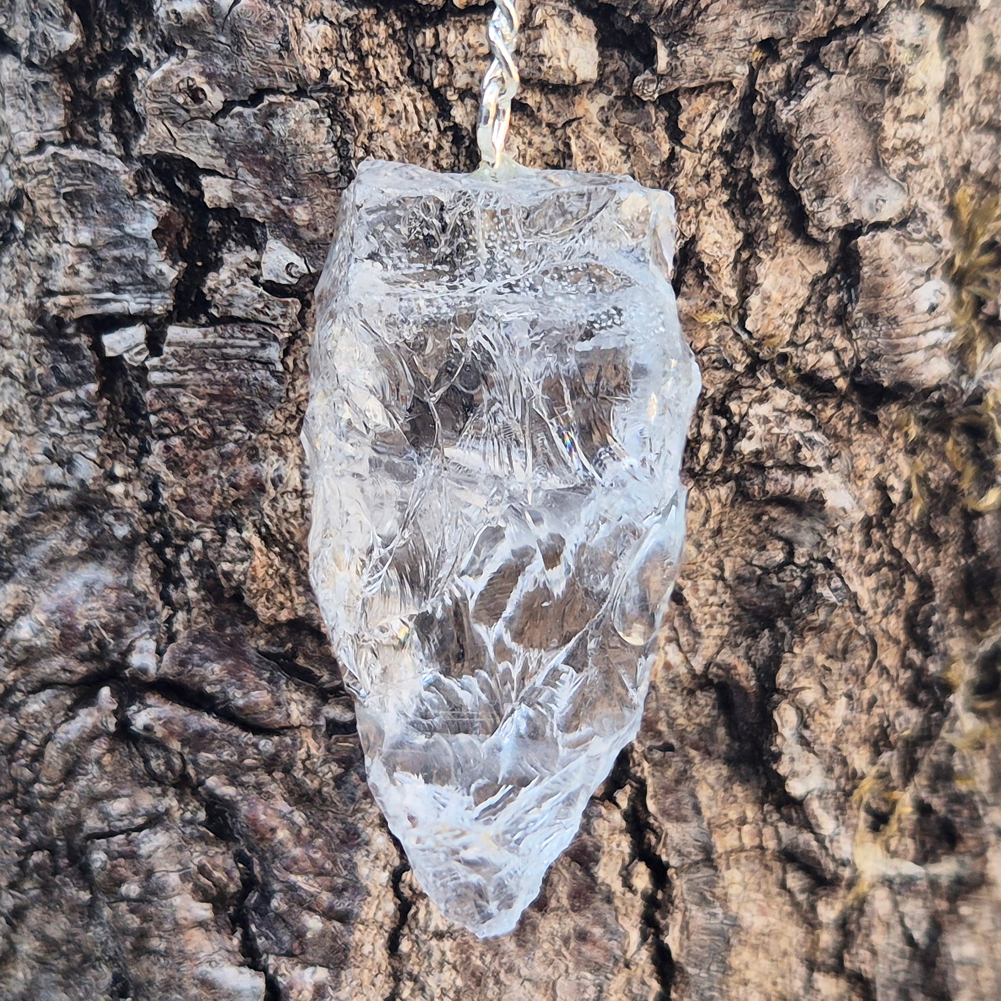 This Rock Quartz Crystal Pendulum from Brazil features a natural quartz crystal and a white bead at the end of the chain.&nbsp;It will come with a box or pouch for safe keeping. 