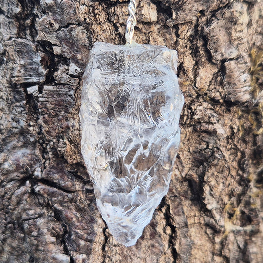 This Rock Quartz Crystal Pendulum from Brazil features a natural quartz crystal and a white bead at the end of the chain.&nbsp;It will come with a box or pouch for safe keeping. 