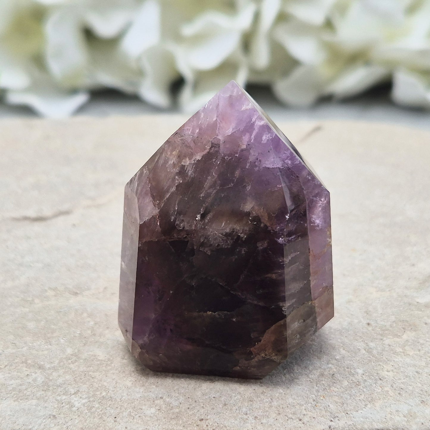 Natural Super Seven standing point (Melody Stone) with amethyst, smoky quartz and rare inclusions. High-vibration crystal for meditation, energy work and grids.