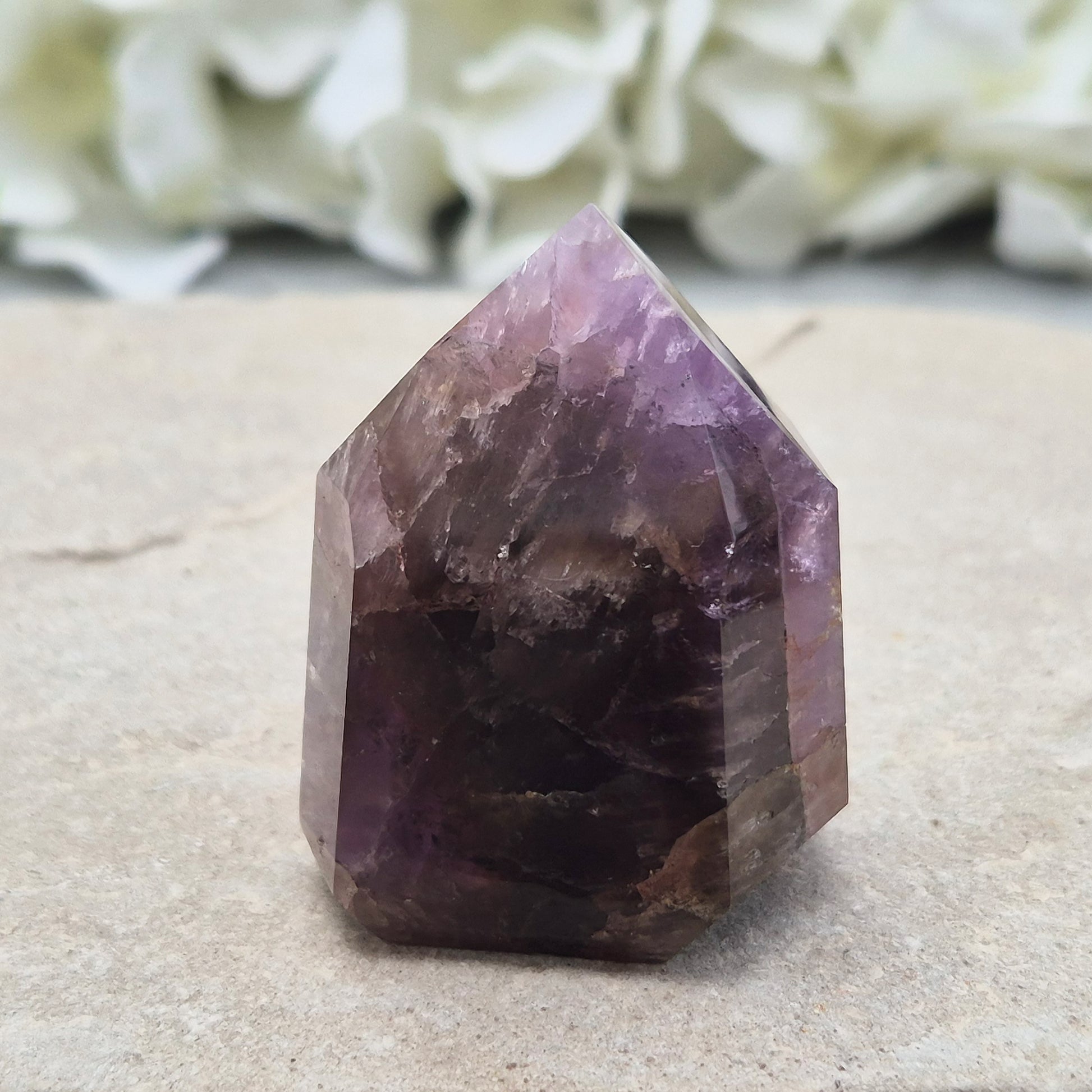 Natural Super Seven standing point (Melody Stone) with amethyst, smoky quartz and rare inclusions. High-vibration crystal for meditation, energy work and grids.