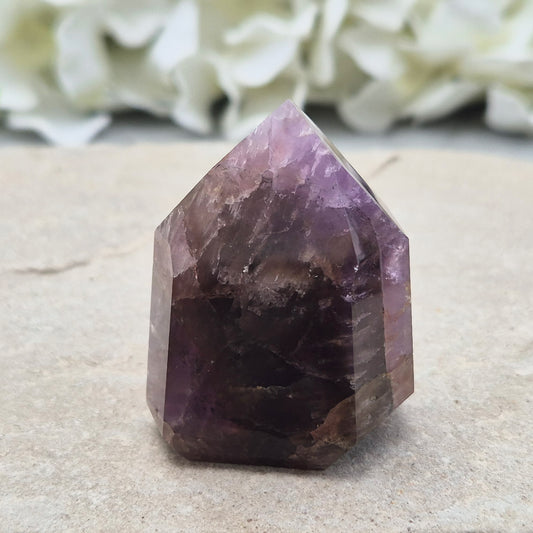 Natural Super Seven standing point (Melody Stone) with amethyst, smoky quartz and rare inclusions. High-vibration crystal for meditation, energy work and grids.