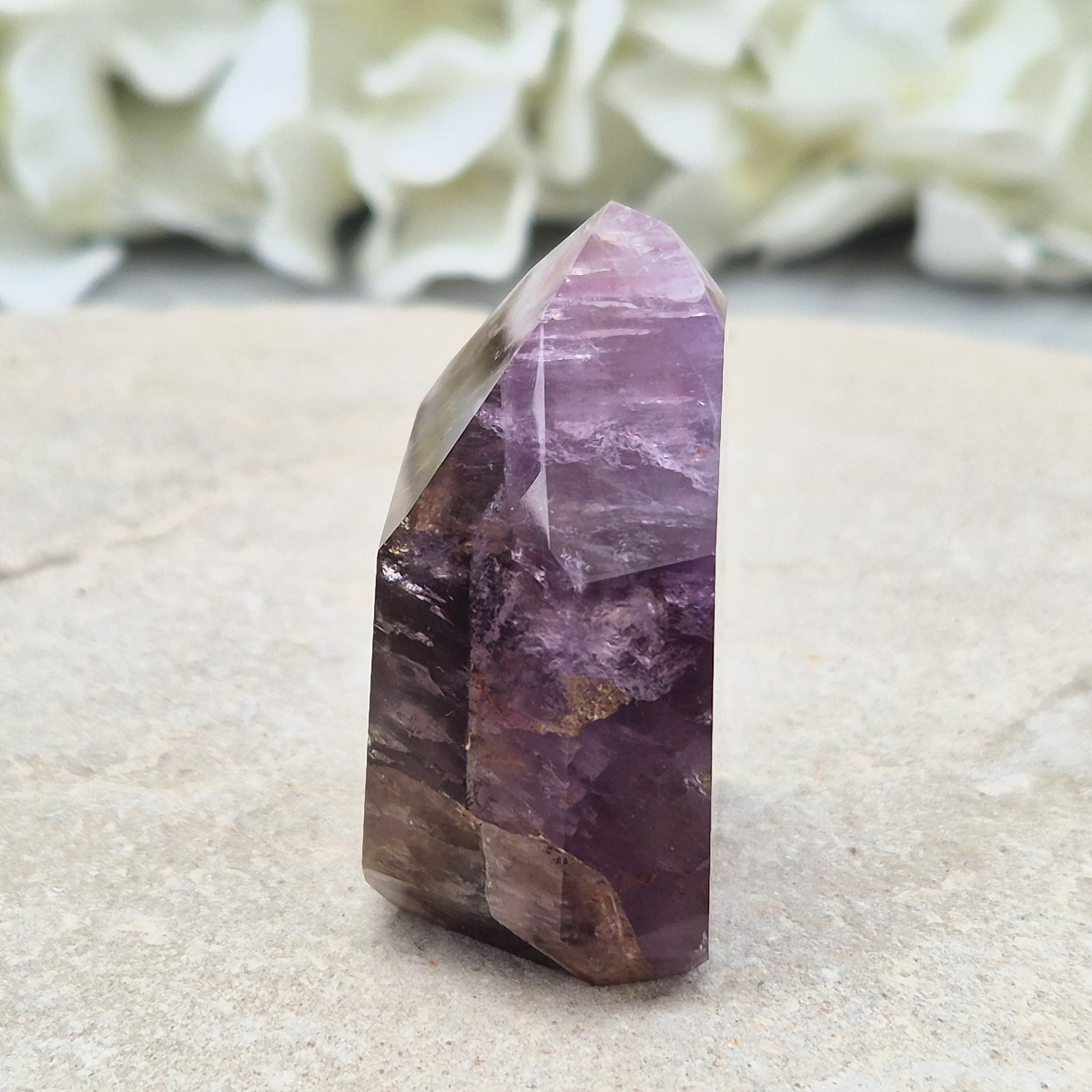 Natural Super Seven standing point (Melody Stone) with amethyst, smoky quartz and rare inclusions. High-vibration crystal for meditation, energy work and grids.