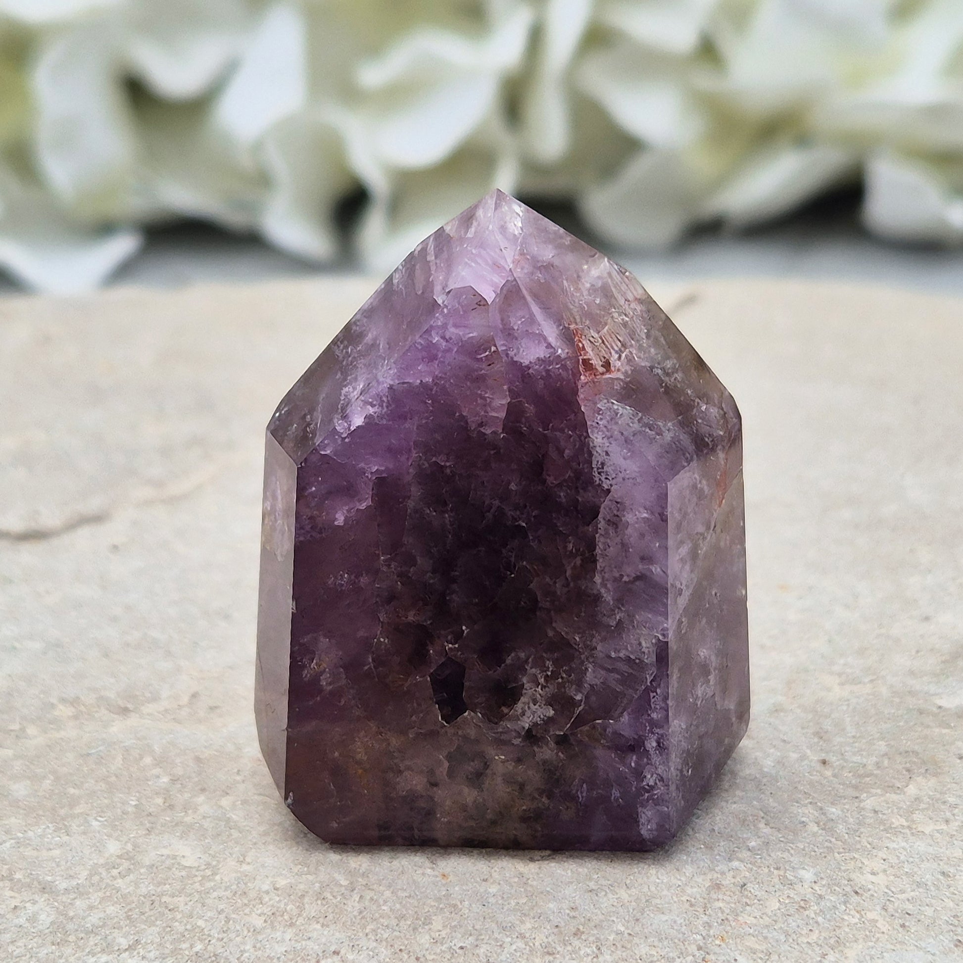 Natural Super Seven standing point (Melody Stone) with amethyst, smoky quartz and rare inclusions. High-vibration crystal for meditation, energy work and grids.
