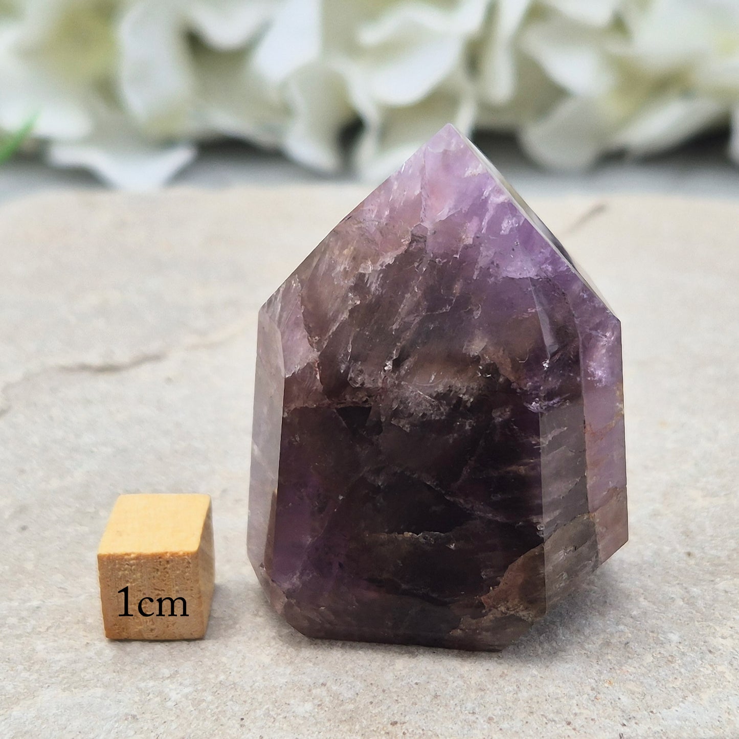 Natural Super Seven standing point (Melody Stone) with amethyst, smoky quartz and rare inclusions. High-vibration crystal for meditation, energy work and grids.