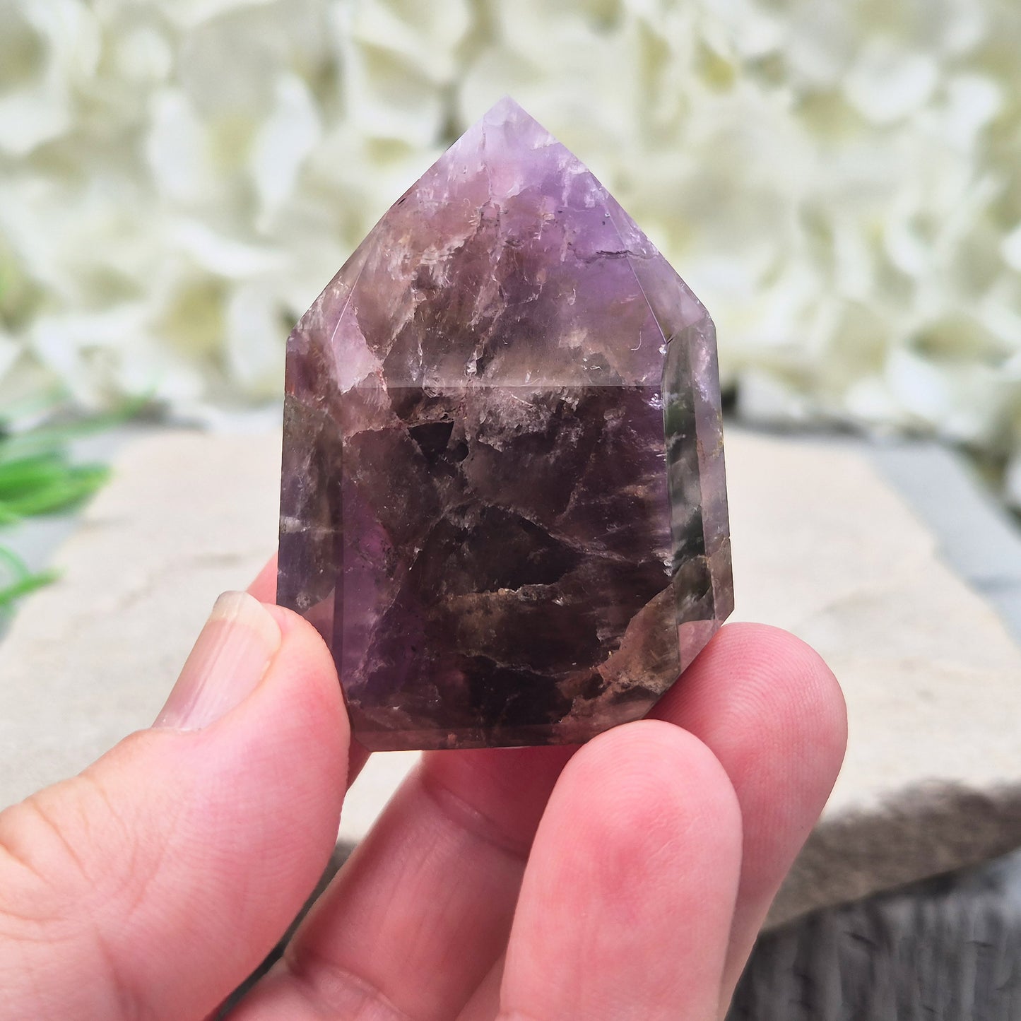 Natural Super Seven standing point (Melody Stone) with amethyst, smoky quartz and rare inclusions. High-vibration crystal for meditation, energy work and grids.