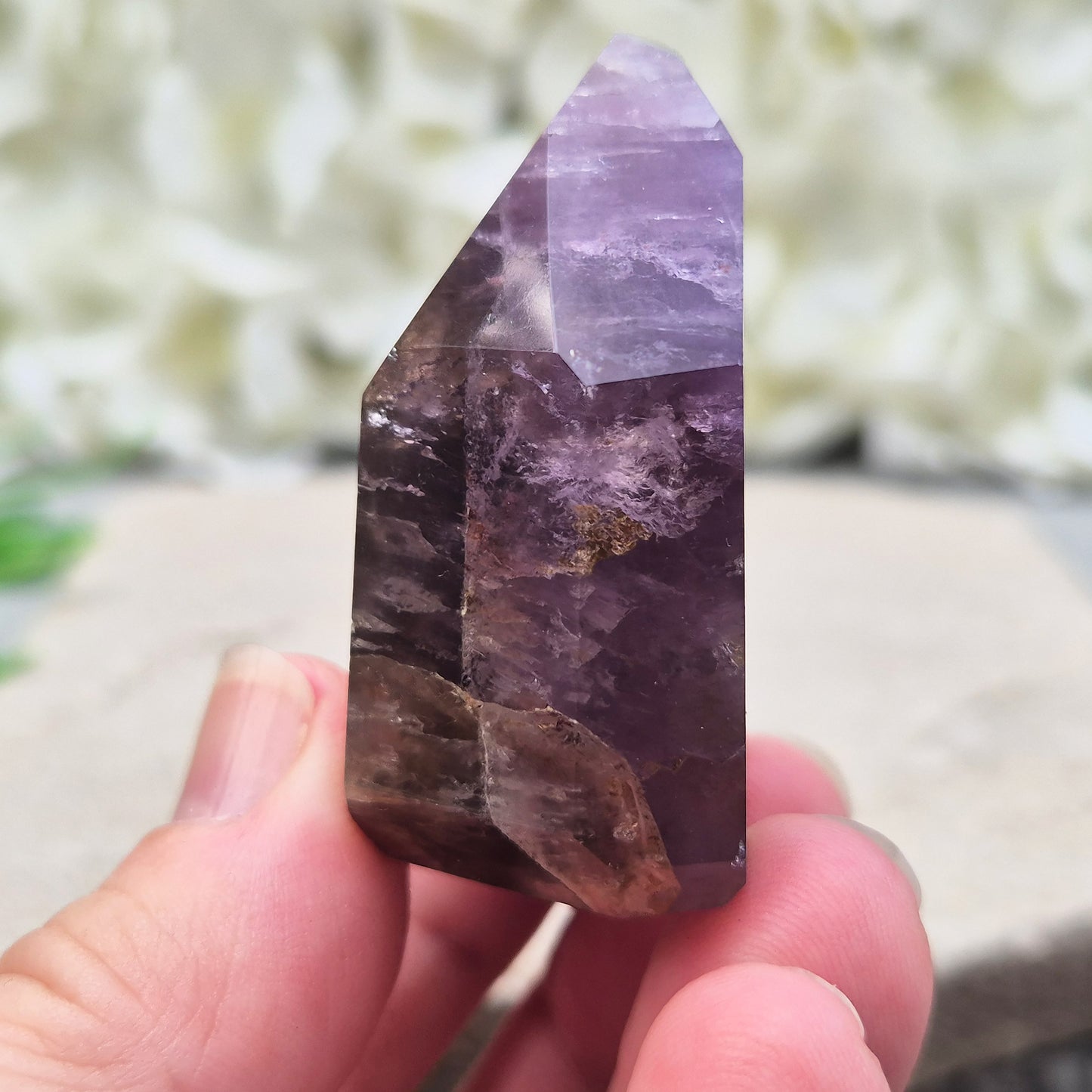 Natural Super Seven standing point (Melody Stone) with amethyst, smoky quartz and rare inclusions. High-vibration crystal for meditation, energy work and grids.