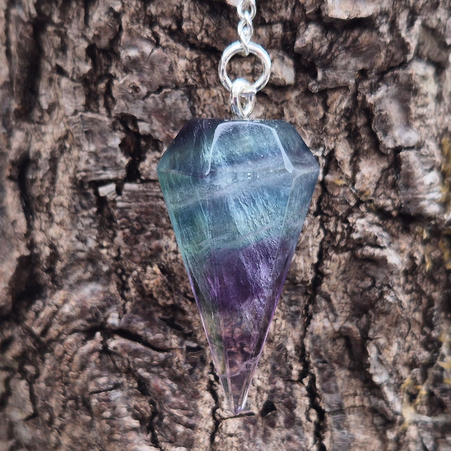 Fluorite crystal pendulum – perfect for dowsing, energy work, and meditation. A calming tool for clarity, focus, and intuitive guidance. 