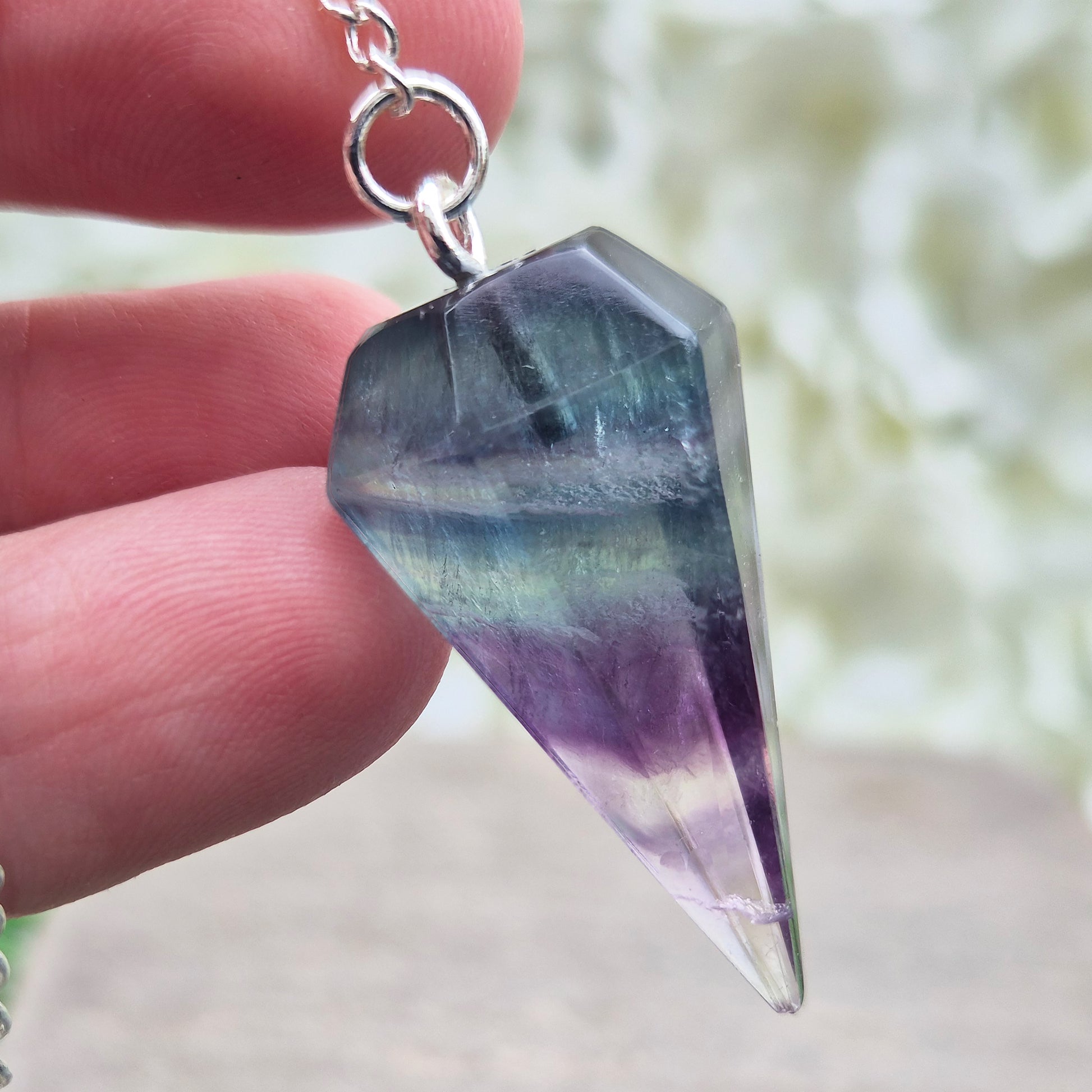 Fluorite crystal pendulum – perfect for dowsing, energy work, and meditation. A calming tool for clarity, focus, and intuitive guidance. 