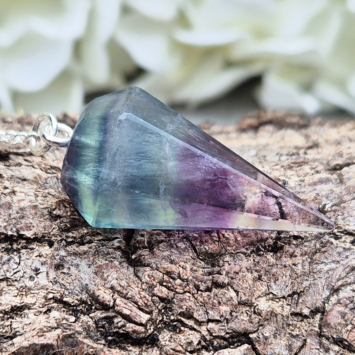 Fluorite crystal pendulum – perfect for dowsing, energy work, and meditation. A calming tool for clarity, focus, and intuitive guidance. 