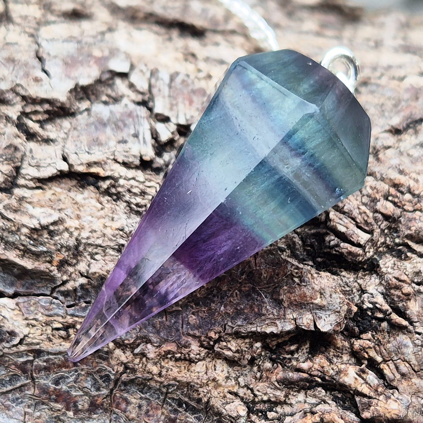 Fluorite crystal pendulum – perfect for dowsing, energy work, and meditation. A calming tool for clarity, focus, and intuitive guidance. 