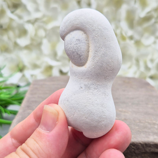 Menalite Freeform from Morocco – Goddess Stone of feminine wisdom, grounding and transformation. A nurturing crystal for meditation and life’s cycles.