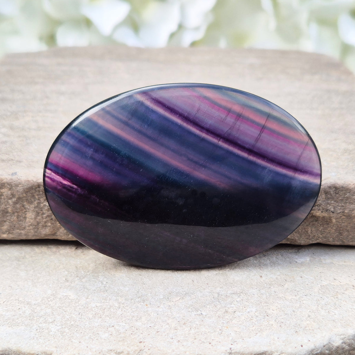 Fluorite palm stone for focus and balance. Polished banded crystal to calm the mind, support clear thinking and ease overwhelm.