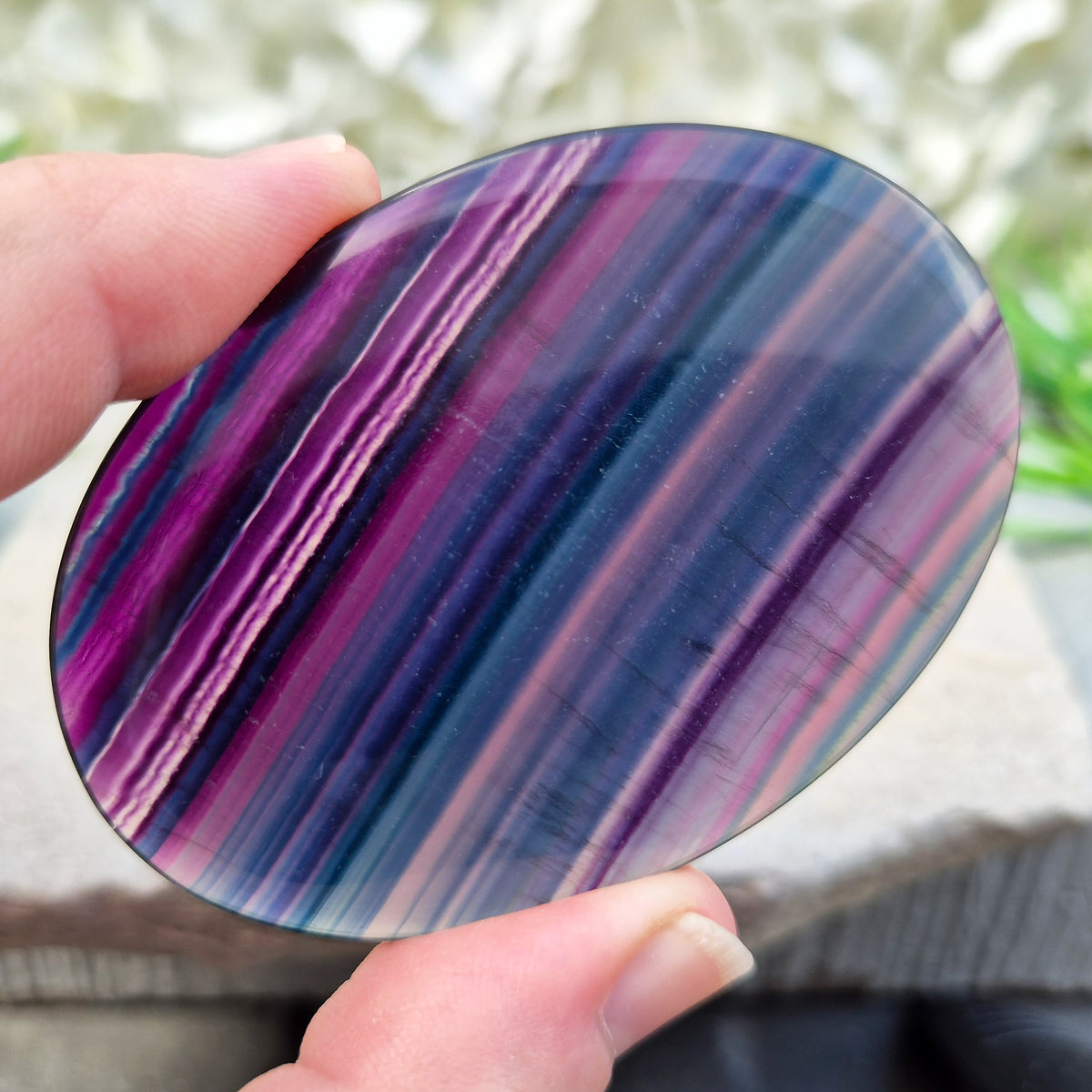 Fluorite palm stone for focus and balance. Polished banded crystal to calm the mind, support clear thinking and ease overwhelm.